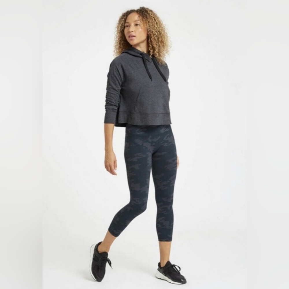 NWT SPANX Look At Me Now Seamless Shaping Cropped Camo Leggings